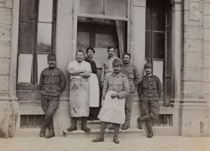 アルバム "Meine weltkriegs - Erinnerungen South-West Front (Carinthia, Italien, South Tyrol) (私の世界大戦-南西戦線の思い出（カリンシア、イタリア、トレンティーノ・アルト・アディジェ）1915年3月31日-1918年11月19日 - Josef Zohles Wien ": 集合写真の前で。 作： Josef Zohles