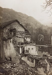 アルバム "Meine weltkriegs - Erinnerungen South-West Front (Carinthia, Italien, South Tyrol) (私の世界大戦-南西戦線の記憶（カリンシア、イタリア、トレンティーノ・アルト・アディジェ）1915/03/1931-12/11/1918 - Josef Zohles Wien ": 家の瓦礫（モノクロ写真）。 作： Josef Zohles