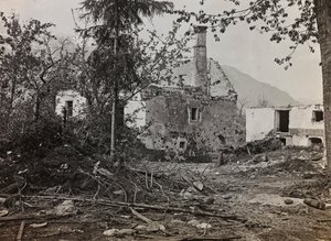 アルバム "Meine weltkriegs - Erinnerungen South-West Front (Carinthia, Italien, South Tyrol) (私の世界大戦-南西戦線の記憶（カリンシア、イタリア、トレンティーノ・アルト・アディジェ）1915/03/1931-12/11/1918 - Josef Zohles Wien ": Bovecの瓦礫（モノクロ写真）。 作： Josef Zohles