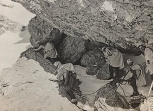 アルバム「Meine weltkriegs - Erinnerungen South-West Front (Carinthia, Italien, South Tyrol) (私の世界大戦-南西戦線の記憶（カリンシア、イタリア、トレンティーノ・アルト・アディジェ）1915/03/1915-12/11/1918 - Josef Zohles Wien ": 山の中の軍用掩蔽壕 作： Josef Zohles