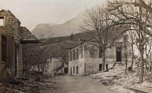 アルバム "Meine weltkriegs - Erinnerungen South-West Front (Carinthia, Italien, South Tyrol) (私の世界大戦-南西戦線の記憶（カリンシア、イタリア、トレンティーノ・アルト・アディジェ）1915/03/1931-12/11/1918 - Josef Zohles Wien ": Bovecの瓦礫（モノクロ写真）。 作： Josef Zohles