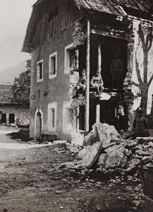 アルバム "Meine weltkriegs - Erinnerungen South-West Front (Carinthia, Italien, South Tyrol) (私の世界大戦-南西戦線の記憶（カリンシア、イタリア、トレンティーノ・アルト・アディジェ）1915年3月31日-1918年11月19日 - Josef Zohles Wien ": Valbrunaの瓦礫（モノクロ写真 作： Josef Zohles