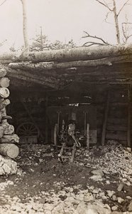 アルバム "Meine weltkriegs - Erinnerungen South-West Front (Carinthia, Italien, South Tyrol) (私の世界大戦-南西戦線の記憶（カリンシア、イタリア、トレンティーノ・アルト・アディジェ）1915年3月31日-1918年11月19日 - Josef Zohles Wien ": 大砲のある小屋（モノクロ写真 作： Josef Zohles