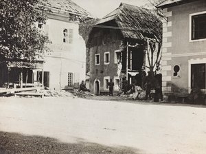 アルバム "Meine weltkriegs - Erinnerungen South-West Front (Carinthia, Italien, South Tyrol) (私の世界大戦-南西戦線の記憶（カリンシア、イタリア、トレンティーノ・アルト・アディジェ）1915年3月31日-1918年11月19日 - Josef Zohles Wien ": 瓦礫のある広場（モノクロ写真 作： Josef Zohles
