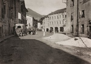 アルバム "Meine weltkriegs - Erinnerungen South-West Front (Carinthia, Italien, South Tyrol) (私の世界大戦-南西戦線の記憶（カリンシア、イタリア、トレンティーノ・アルト・アディジェ）1915/03/1931-12/11/1918 - Josef Zohles Wien ": トルメゾ広場（モノクロ写真 作： Josef Zohles
