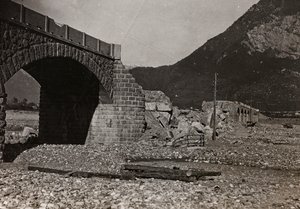 アルバム "Meine weltkriegs - Erinnerungen South-West Front (Carinthia, Italien, South Tyrol) (私の世界大戦-南西戦線の記憶（カリンシア、イタリア、トレンティーノ・アルト・アディジェ）1915年3月31日-1918年11月19日 - Josef Zohles Wien ": トルメッツォの橋（モノクロ写真 作： Josef Zohles