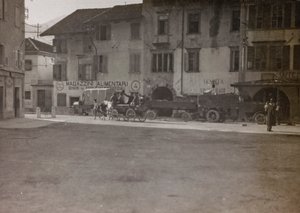 アルバム「Meine weltkriegs - Erinnerungen South-West Front (Carinthia, Italien, South Tyrol) (私の世界大戦-南西戦線の思い出（カリンシア、イタリア、トレンティーノ・アルト・アディジェ）1915/03/1915-12/11/1918 - Josef Zohles Wien ": 広場での軍事手段