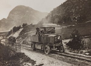 アルバム "Meine weltkriegs - Erinnerungen South-West Front (Carinthia, Italien, South Tyrol) (私の世界大戦-南西戦線の記憶（カリンシア、イタリア、トレンティーノ・アルト・アディジェ）1915年3月31日-1918年11月19日 - Josef Zohles Wien ": 沿線の軍用車両。 作： Josef Zohles