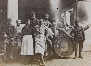 アルバム "Meine weltkriegs - Erinnerungen South-West Front (Carinthia, Italien, South Tyrol) (私の世界大戦-南西戦線の思い出（カリンシア、イタリア、トレンティーノ・アルト・アディジェ）1915年3月31日-1918年11月19日 - Josef Zohles Wien ": 集合写真の前で。 作： Josef Zohles