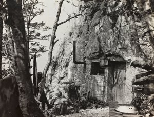 アルバム "Meine weltkriegs - Erinnerungen South-West Front (Carinthia, Italien, South Tyrol) (私の世界の戦争-南西戦線の思い出（カリンシア、イタリア、トレンティーノ・アルト・アディジェ）1915/03/1931-12/11/1918 - Josef Zohles Wien ": 戦争の避難場所（モノクロ写真 作： Josef Zohles