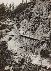アルバム "Meine weltkriegs - Erinnerungen South-West Front (Carinthia, Italien, South Tyrol) (私の世界大戦-南西戦線の記憶（カリンシア、イタリア、トレンティーノ・アルト・アディジェ）1915年3月31日-1918年11月19日 - Josef Zohles Wien ": 山への木製の歩道。