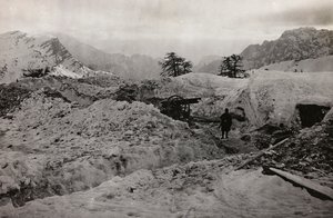 アルバム "Meine weltkriegs - Erinnerungen South-West Front (Carinthia, Italien, South Tyrol) (私の世界大戦-南西戦線の記憶（カリンシア、イタリア、トレンティーノ・アルト・アディジェ）1915年3月31日-1918年11月19日 - Josef Zohles Wien ": 雪の中の塹壕。 作： Josef Zohles