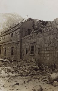 アルバム "Meine weltkriegs - Erinnerungen South-West Front (Carinthia, Italien, South Tyrol) (私の世界大戦-南西戦線の記憶（カリンシア、イタリア、トレンティーノ・アルト・アディジェ）1915/03/1931-12/11/1918 - Josef Zohles Wien ": 工場の瓦礫 (白黒写真) 作： Josef Zohles