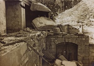 アルバム "Meine weltkriegs - Erinnerungen South-West Front (Carinthia, Italien, South Tyrol) (私の世界大戦-南西戦線の記憶（カリンシア、イタリア、トレンティーノ・アルト・アディジェ）1915/03/1931-12/11/1918 - Josef Zohles Wien ": 工場の瓦礫 (白黒写真) 作： Josef Zohles