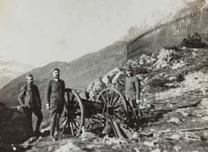 アルバム "Meine weltkriegs - Erinnerungen South-West Front (Carinthia, Italien, South Tyrol) (私の世界大戦-南西戦線の記憶（カリンシア、イタリア、トレンティーノ・アルト・アディジェ）1915年3月31日-1918年11月19日 - Josef Zohles Wien ": 大砲を持った兵士たち（モノクロP 作： Josef Zohles