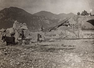 アルバム "Meine weltkriegs - Erinnerungen South-West Front (Carinthia, Italien, South Tyrol) (私の世界大戦-南西戦線の記憶（カリンシア、イタリア、トレンティーノ・アルト・アディジェ）1915/03/1931-12/11/1918 - Josef Zohles Wien ": 橋の上に架かっていた瓦礫 作： Josef Zohles