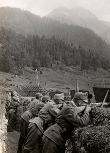 アルバム「Meine weltkriegs - Erinnerungen South-West Front (Carinthia, Italien, South Tyrol) (私の世界の戦争-南西戦線の思い出（カリンシア、イタリア、トレンティーノ・アルト・アディジェ）1915/03/1915-12/11/1918 - Josef Zohles Wien ": 塹壕の中の兵士（b