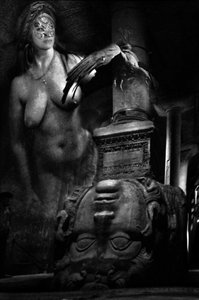 ハヤブサを持つ女性 作： Joseph Angilella Auquier