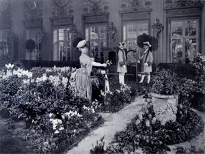 レジャン（Gabrielle Charlotte Reyu, dit）（1856-1920）：1905年、ニューヨークでプロムの衣装を着るために椅子に座って到着したフランスのコメディアン