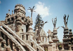 1879〜1912年に建てられた理想的な宮殿 作： Joseph Ferdinand Cheval