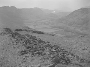 ハードノットの開けた谷を見渡す。手前には岩の山。