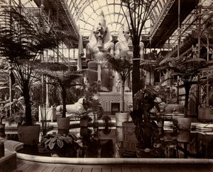 ロンドンのクリスタル・パレス：北側トランセプトの内部、1870年頃（モノクロ写真 作： Joseph Paxton