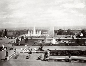 ロンドンのクリスタル・パレス：テラスと噴水、1870年頃（モノクロ写真 作： Joseph Paxton