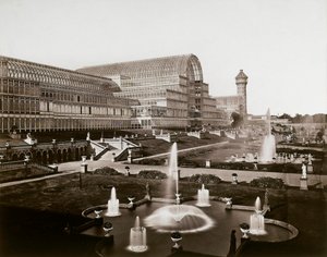 ロンドンのクリスタル・パレス：庭園と噴水、1870年頃（モノクロ写真 作： Joseph Paxton