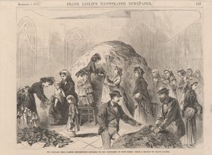 シカゴの火：男女両方の患者に服を配布する女性、フランクレスリーイラストレイテッド新聞のイラスト、1871年 作： Joseph after Becker