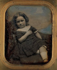 4 歳のオーガスタ・ホーズ、1850 年代。 作成者: ジョサイア・ジョンソン・ホーズ、アルバート・サンズ・サウスワース。 作： Josiah Johnson Hawes, Albert Sands Southworth