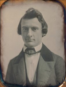 スリーピース・スーツと蝶ネクタイの若い男性 1850年代クリエイター。ジョサイア・ジョンソン・ホーズ、アルバート・サンズ・サウスワース。 作： Josiah Johnson Hawes, Albert Sands Southworth