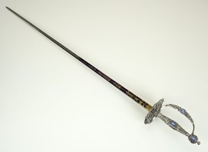 スモールソード、1790年頃（ファセット、バニッシュ、ブルー、ギルディングのスチールと鉄とジャスパーウェア） 作： Josiah Wedgwood