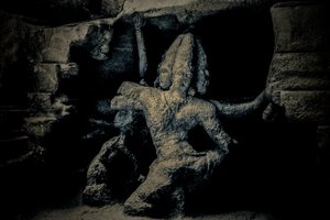 暗闇に憩うこの神は誰なのか、2016年（写真）