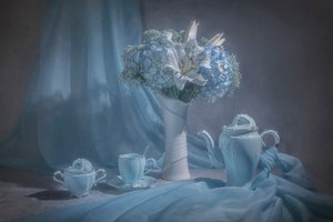 柔らかな青の紅茶の静物画 作： 
