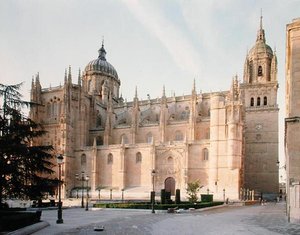 カテドラル・ヌエバの北側からの眺め（1512年着工）（写真 作： Juan and Rodrigo Gil de Hontanon