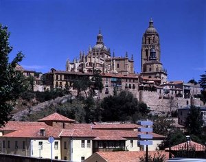 1525-77年の南からの大聖堂の眺め 作： Juan and Rodrigo Gil de Hontanon