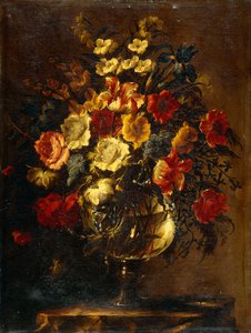 岩の上にあるガラスの花瓶の花