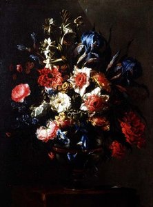 アイリス、シャクヤク、コンボルブリなどの花を台座の上の壷に入れたもの