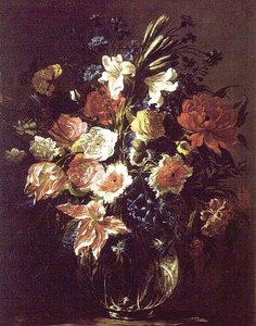 百合、牡丹、チューリップ、ヤグルマギクなどの花々をガラスの花瓶に入れて台座に飾る