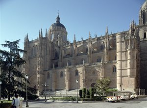 1512年に始まった新しい大聖堂、北西ファサードの早朝の景色 作： Juan de & Rodrigo Gile de Hontanon