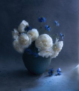ダークブルーの花を題材にした静物画 作： 