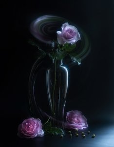エテリアル・ローズの花瓶 作： 