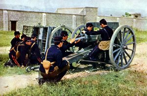 1914年9月、パリ東方のマルヌの戦いの間に迫撃砲を装備したフランスの兵士（オートクローム） 作： Jules Gervais Courtellemont