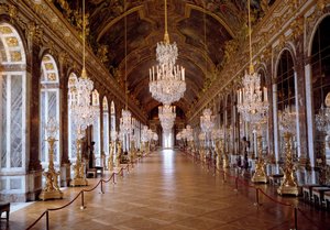 建築：建築家ジュール・アルドゥアン＝マンサールによって修復され、1678年から1684年にかけて建設されたヴェルサイユの「ガラスのギャラリー」の様子。ヴェルサイユ城、ヴェルサイユ 作： Jules Hardouin Mansart