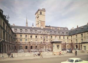 ブルゴーニュ州のかつての宮殿、オテルドヴィルのファサード 作： Jules Hardouin Mansart