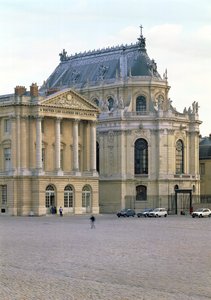 ロバート・デ・コット（1656-1735）によって完成されたシャペルロワイヤル（ロイヤルチャペル）は、1689年に1689年に準備され、1710年に建てられた計画に始まりました 作： Jules Hardouin Mansart