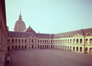 1679〜1706年に建てられたクールドヌール 作： Jules Hardouin Mansart