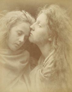 （「The Kiss of Peace」  - 『平和のキス』）  - メアリー・アン・ヒリアー（およびフローレンス・アンソン？） 作： Julia Margaret Cameron