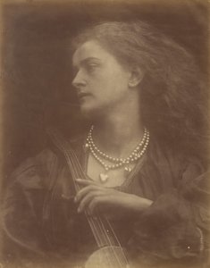 そしてイーニッド・サン、1874年9月。 作： Julia Margaret Cameron