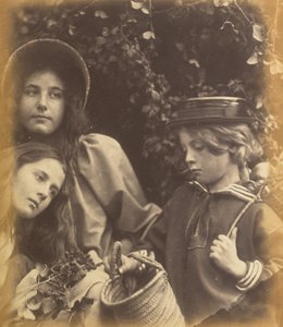 エリザベス・キーン、ケイト・キーン、フレディ・グールド 1866～1868年頃 作： Julia Margaret Cameron